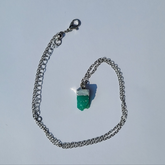 2/$5 NWOT Teal and Silver Tone Resin Necklace - Picture 2 of 2